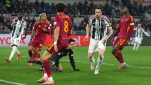 Juventus thoát hiểm